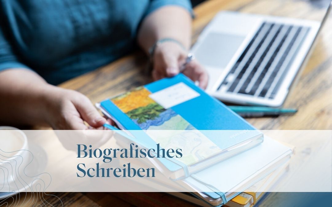 Hände halten ein Tagebuch
