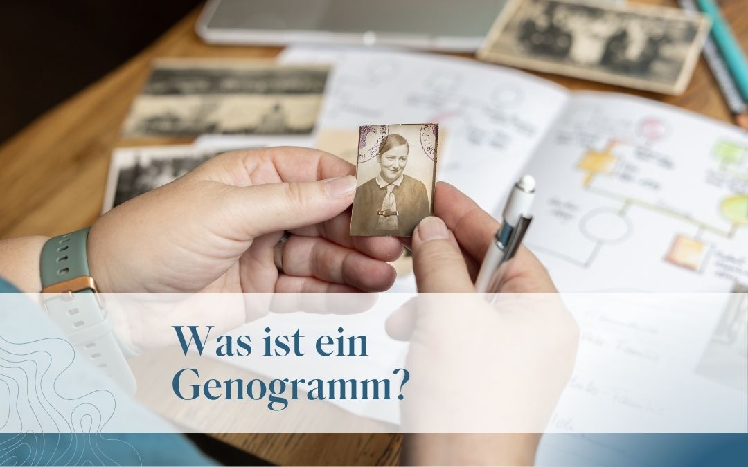 Hände mit einem alten Foto einer Frau