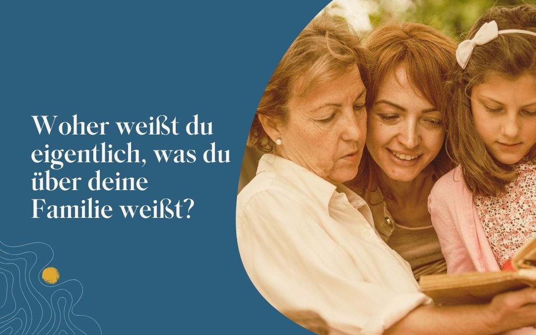 Frauen aus 3 Generationen sehen sich ein Familienalbum an